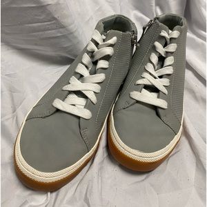 7.5 side zipper sneakers